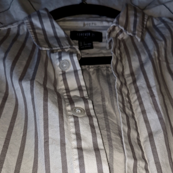 ✨2/$40✨ FOREVER 21 grey/white striped short sleeve button down shirt - Picture 4 of 4